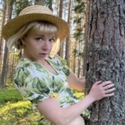 Jolie Lyon profile picture. Jolie Lyon is a OnlyFans model from France.